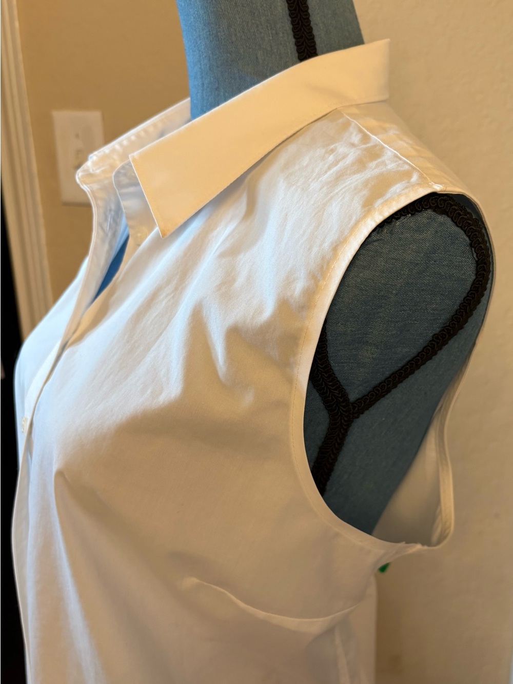 Lands' End Sleeveless White Button-Down Shirt. - Picture 7 of 7